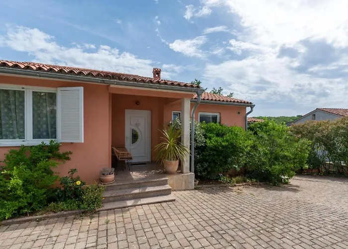 Vintiana Vila *